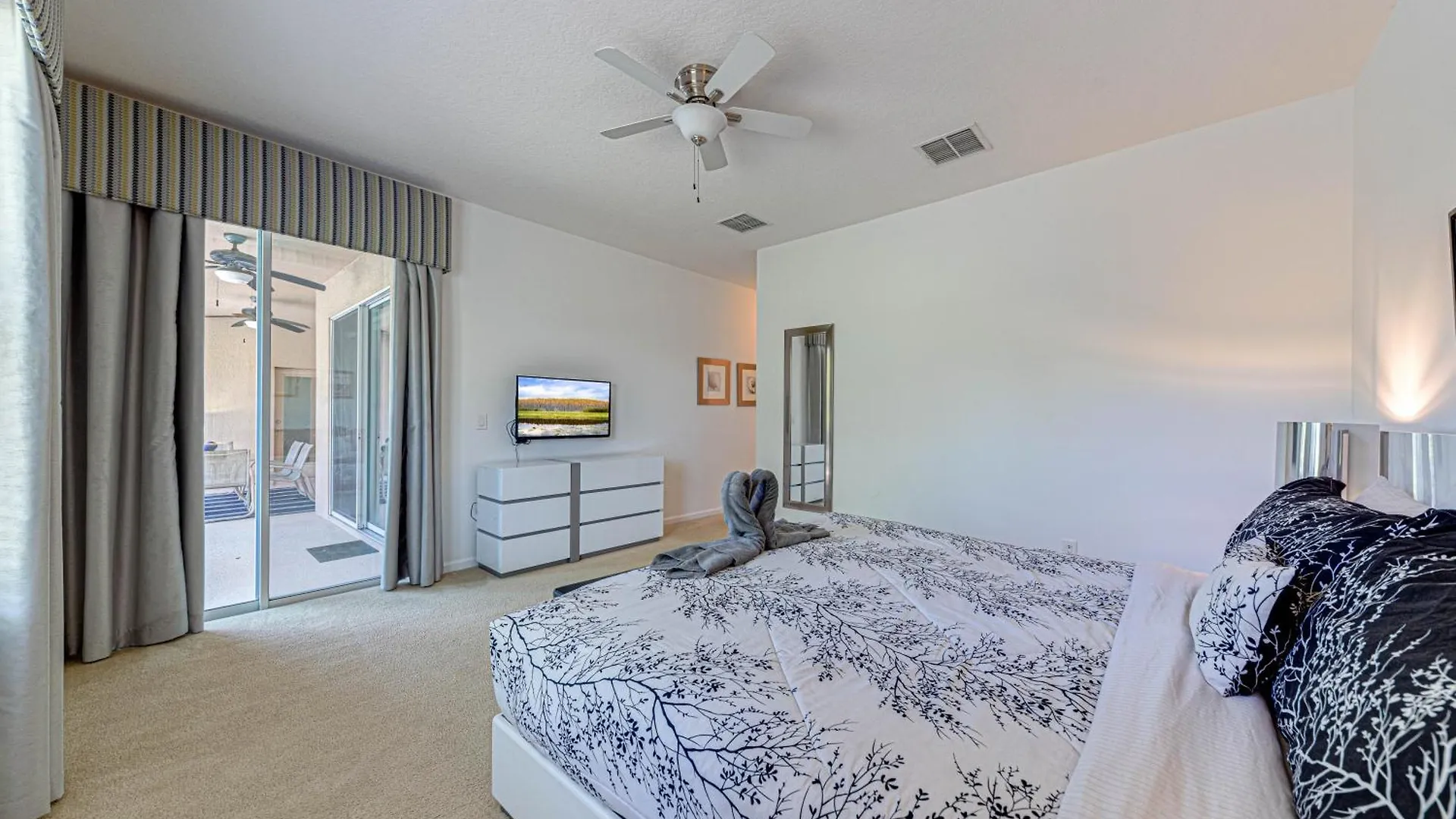 #350-Stunning Villa With Modern Decor, Southwest Pool Overlooking Conservation Land Davenport